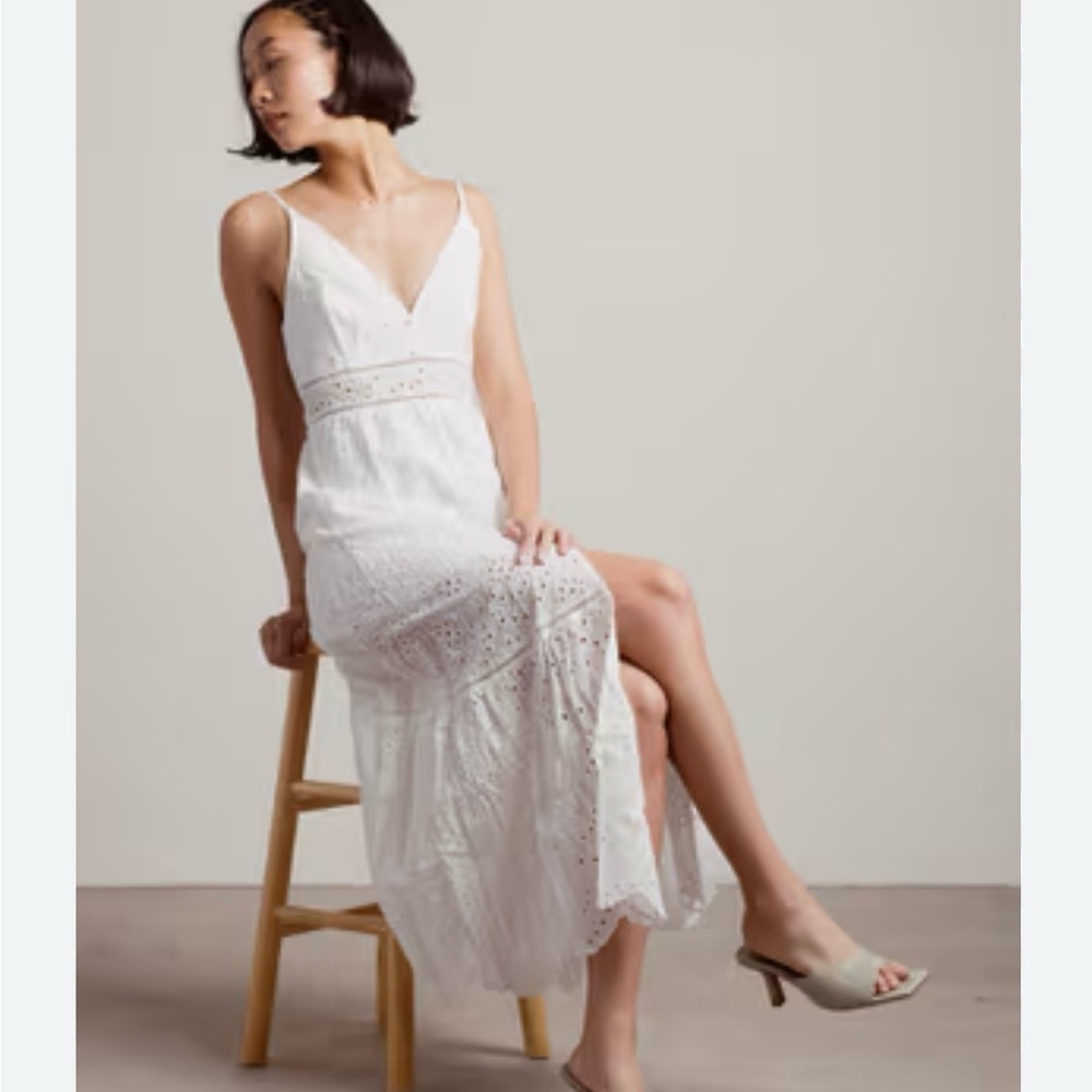 Elegant White Sleeveless Dress